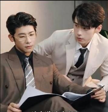 电影：破产后，我成了死对头的秘书